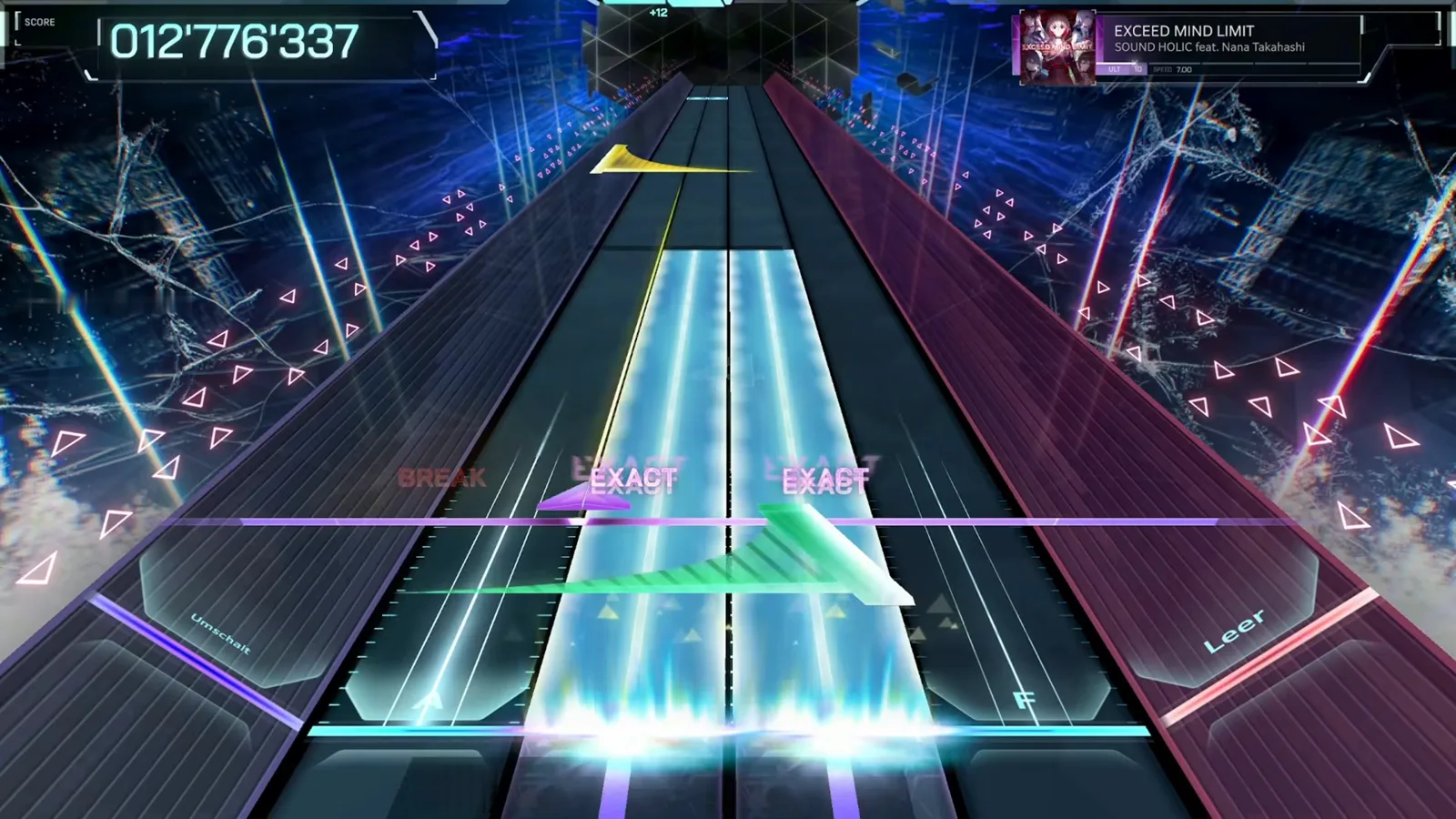 In FalsusのEXCEED MIND LIMIT ULT 10譜面で、赤いBREAK判定が2つのEXACTのすぐ横にフラッシュし、青の中央ウォールが中央レーンを支え、スコアは012'776'337を示す