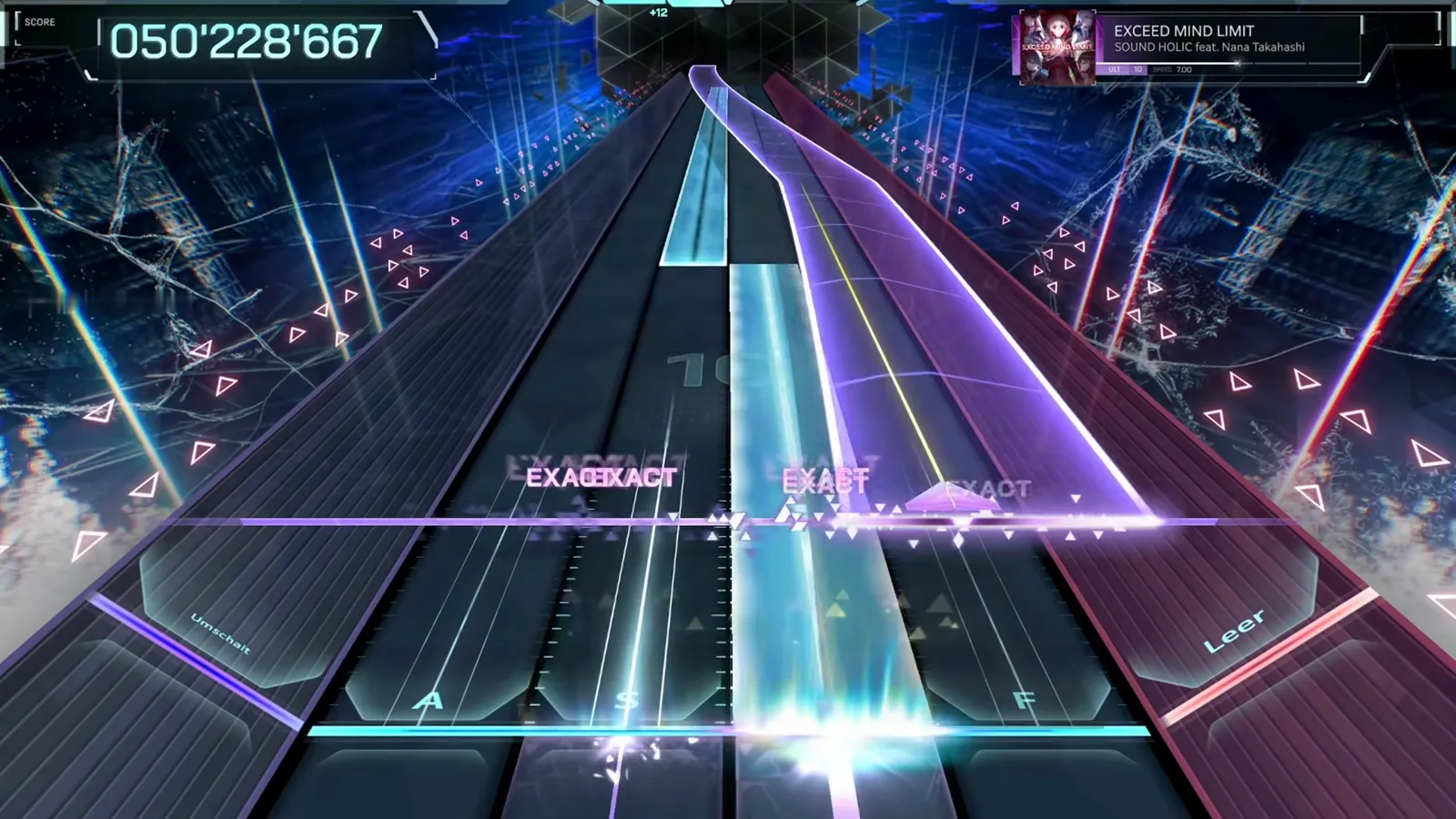 In FalsusのEXCEED MIND LIMIT ULT 10ハイウェイで、幅広の紫シートが上部中央から右レーンへ弧を描いて垂れ込み、青のストリップが中央を守り、スコアは050'228'867を示す