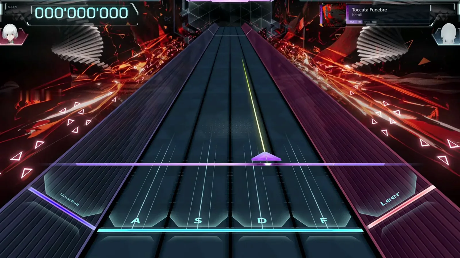 In FalsusのToccata Funebre ULT 10譜面のスタート時点のハイウェイ。A S D Fのキーレーンは空で、左端にドイツ語のUmschaltサイドレーン、右端にLeer、スコアは000'000'000、紫のウェッジが判定線に乗る